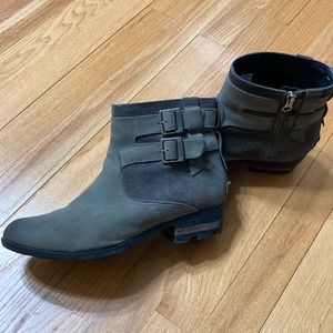 Sorel leather/suede bootie size 10.